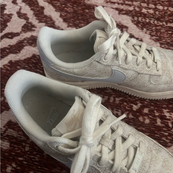 Nike Women’s Air Force 1 ‘07 SE Shoe floral white NWOT - Picture 4 of 7